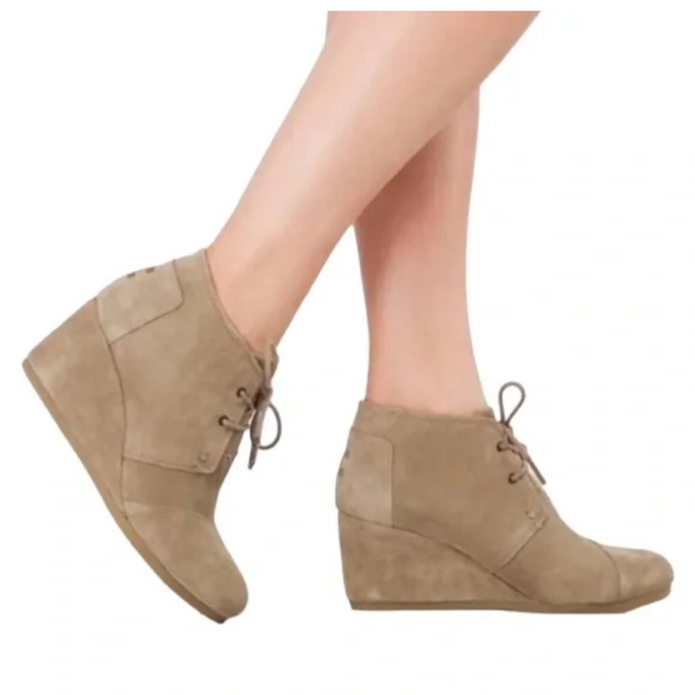 Toms, women’s ankle booties, wedged lace up beige‎ suede, size 8